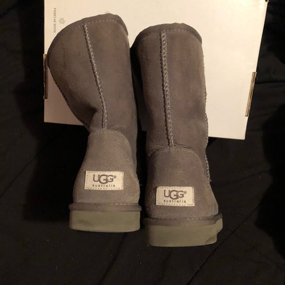 Grey classic short uggs - Picture 5 of 6